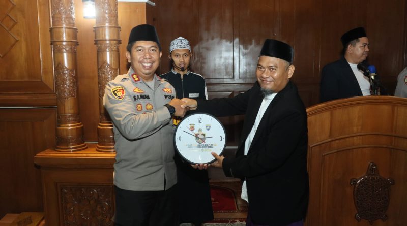 Kapolres Sukabumi Bagikan Ratusan Sarung pada Momen Tarling Ramadhan