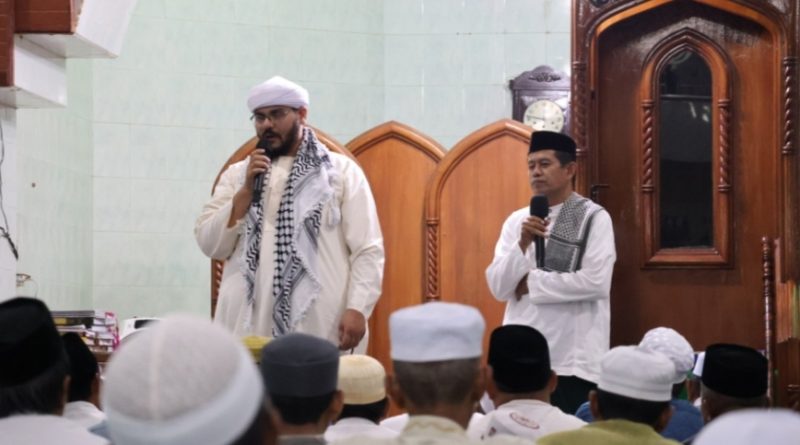 Safari Ramadan di Masjid Al-Jami Pagatan: Syech Khalid dari Palestina Ajak Jamaah Perkuat Keimanan dan Kepedulian