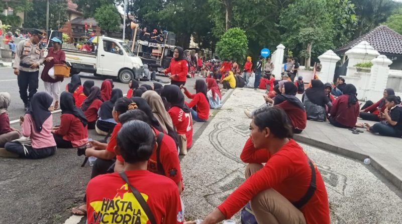 Ribuan Buruh Demo PT Yihong Minta Stop PHK Sepihak