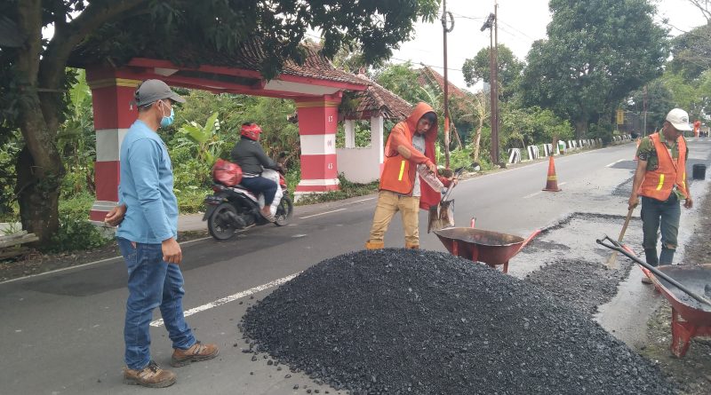 Jalan Desa Randu Bawah Kecamatan Mandirancan Kabupaten Kuningan Dalam Perbaikan