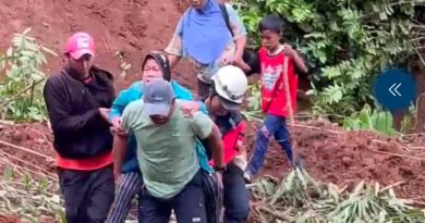 Aksi Heroik Aipda Slamet Sutopo Gendong Lansia Lintas Gundukan Lumpur Tebal.