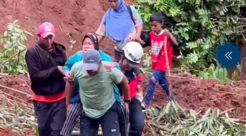 Aksi Heroik Aipda Slamet Sutopo Gendong Lansia Lintas Gundukan Lumpur Tebal.