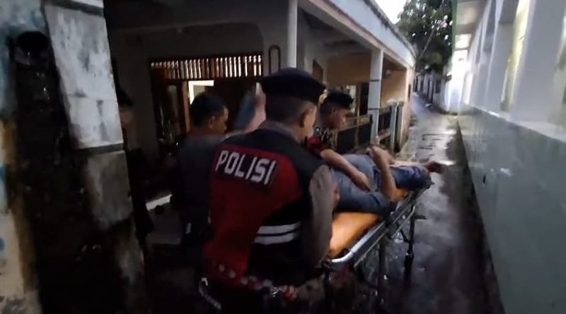 Anggota Samapta Polres Sukabumi Bantu Warga Alami Sakit Jantung di Cisolok