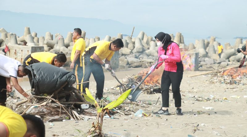 Ketua Bhayangkari Daerah Jabar Bersama Polres Sukabumi Gelar Aksi Bersih-Bersih Pantai di Pelabuhan ratu