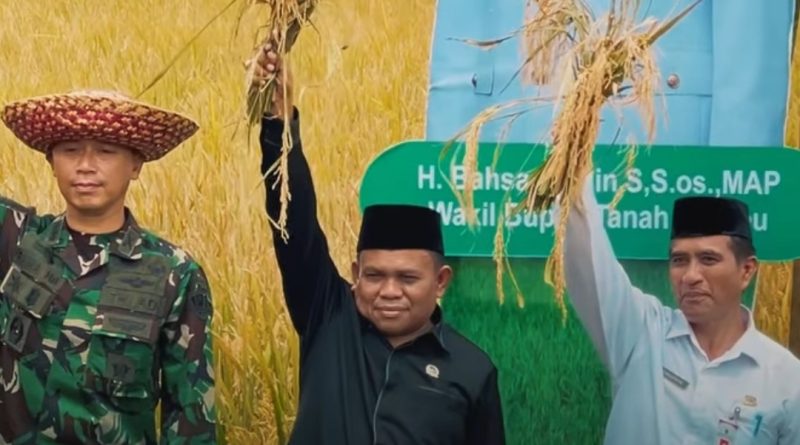 Wakil Ketua1 DPRD Tanah Bumbu Hadiri Pesta Panen Raya dan Gerakan Tanam Padi Nasional di Gunung Tinggi