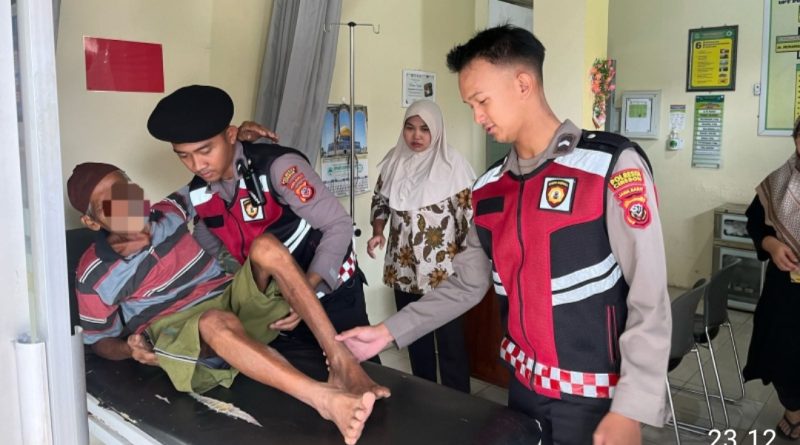 Respon Cepat Satgas Preventif Ops Ketupat Lodaya 2025 Polresta Cirebon Bantu Korban Laka Lantas di Dukupuntang