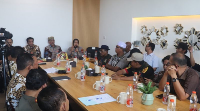 Bupati Cirebon Pastikan Jalan di Cirebon Timur Tetap Diperbaiki