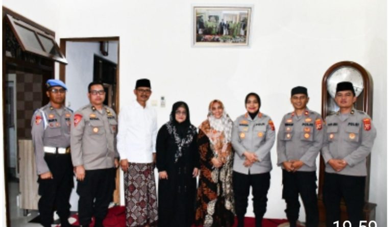 Kapolresta Cirebon Takziah ke Rumah Duka Alm KH Muhammad Nawawi Umar, Pengasuh Ponpes Kempek