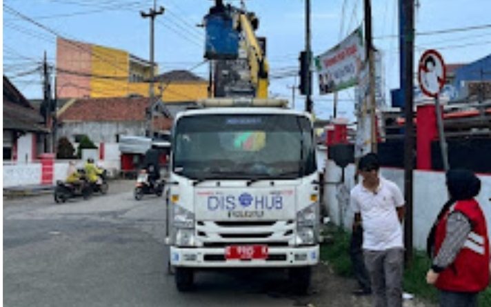 Usai Terima Laporan, Dishub Kab Cirebon Gerak Cepat Perbaiki Kerusakan APILL di Kawasan Pabuaran