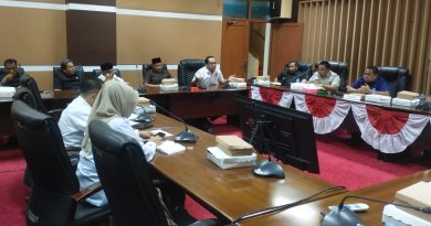 Andi Erwin Prasetya Soroti Mandeknya Ekonomi Tanah Bumbu dalam Rapat Gabungan Komisi DPRD