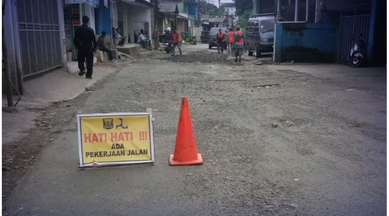 Dinas PU Kabupaten Sukabumi Lakukan Pemeliharaan Jalan Warung Ceuri–Purwasari Cicurug