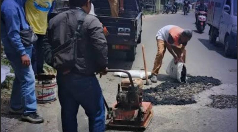 Dukung Keselamatan Pengendara, Dinas PU Sukabumi Bersihkan Bahu Jalan Citepus–Cikurutug