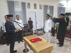 Kades Laroue Di Lantik  Bupati  Morowali Titip Harapan Perubahan  Kemajuan Desa