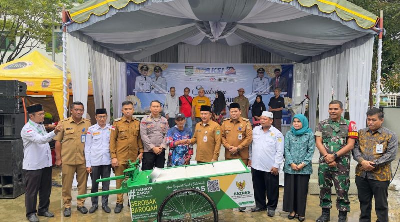 BAZNAS Tanah Bumbu Salurkan Zakat dan Bantuan Modal Usaha Gerobak Barokah pada Hari Jadi Kecamatan Simpang Empat