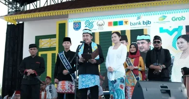 Hadiri Lebaran Depok 2025, Chandra Rahmansyah Disambut Tradisi Rebut Dandang dan Palang Pintu