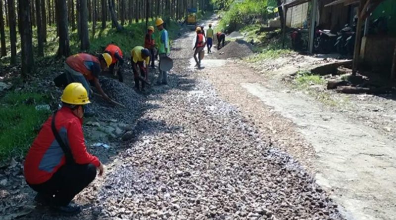 Dinas PU Sukabumi Perbaiki Jalan Pasir Suren Cikidang Sepanjang 235 Meter