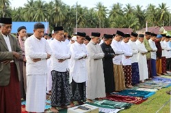 Bupati Morowali Sholat Idul Adha 1446 H Bersama Masyarakat Di Pulau Paku