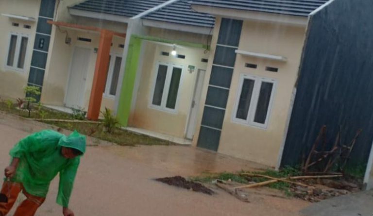 Warga Pesona Kahuripan 10 Kecamatan Cileungsi Protes Pengembang Hujan Sebentar Banjir