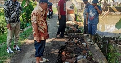 Warga dan Pemdes Babakan Reuma Kompak Perbaiki Jalan Rusak Lewat Kerja Bakti
