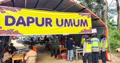 Polwan Polresta Cirebon kolaborasi Dinas Sosial siapkan dapur Umum untuk Bantu Penanganan Longsor Gunung Kuda