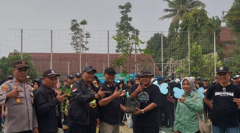 Kegiatan MPLS SMA N 1 Parakansalak Diisi Dengan Bersih-bersih Dan Penanaman Pohon Sesuai Arahan Dari Gubernur Jabar