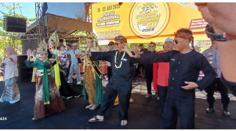 Kadis Pariwisata Sukabumi Ikut Menari Jipeng di Syukuran Nelayan Palangpang