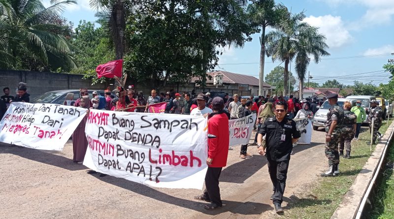 Demo Damai Warga dan Masyarakat Adat Dayak di Depan Kantor PT Arutmin Asam-Asam, Tuntut Ganti Rugi Lahan 120 Hektare
