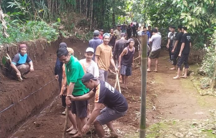 Warga Pagerandong Kompak Gotong Royong Bangun Akses Jalan Menuju Wisata Jurug Nini