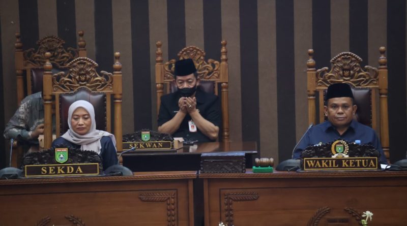 Rapat Paripurna DPRD: Pemkab Tanah Bumbu Jawab Pandangan Fraksi, Tegaskan Komitmen Menuju Pembangunan Berkelanjutan