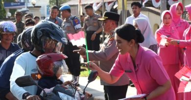 Kapolres Tanah Laut Pimpin Langsung Pembagian Bendera Merah Putih, Gairahkan Semangat Nasionalisme Jelang HUT RI ke-80