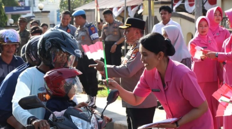 Kapolres Tanah Laut Pimpin Langsung Pembagian Bendera Merah Putih, Gairahkan Semangat Nasionalisme Jelang HUT RI ke-80
