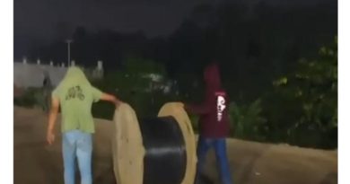 Berbekal Tongkat Besi Dan Busur Puluhan Orang Lakukan Aksi Anarkis  Dan Penjarahan Aset PT IMIP
