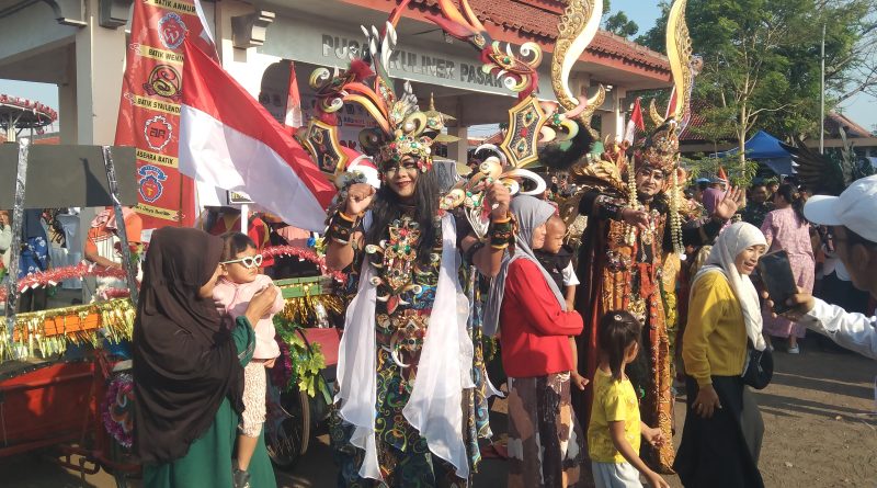 Becak Hias Meriahkan HUT Ke-80 RI, Bupati Imron Ikut Gowes