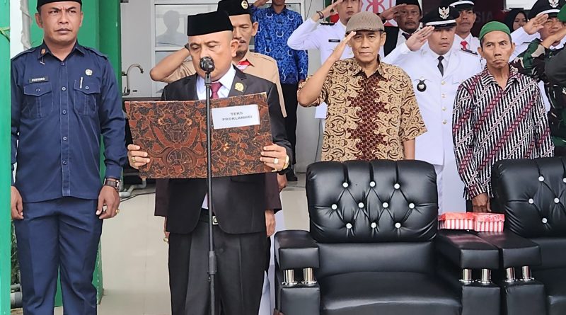 Ketua BK DPRD Tanah Bumbu Abdul Rahim Bacakan Proklamasi dengan Suara Lantang di HUT RI ke-80 Tanah Bumbu