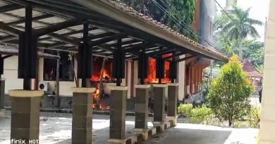 Gedung DPRD Kabupaten Cirebon dibakar Dan di Jarah
