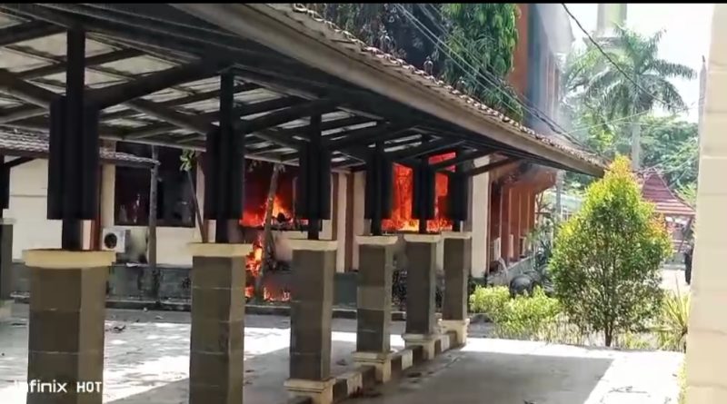 Gedung DPRD Kabupaten Cirebon dibakar Dan di Jarah