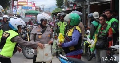 Polresta Cirebon Gelar Bakti Sosial dalam Rangka Hari Jadi Polwan ke-77, Kapolresta Bagikan Puluhan Paket Sembako untuk Ojol dan Warga
