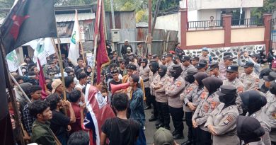 Demontrasi Mahasiswa Depan Gedung DPR Rusuh Saling Lempar batu.