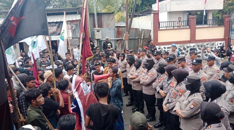 Demontrasi Mahasiswa Depan Gedung DPR Rusuh Saling Lempar batu.