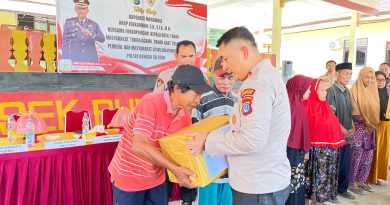 Kunker Di Polsek Bungku Selatan  Kapolres Morowali Menyerahkan Tali Asih Kepada Masyarakat