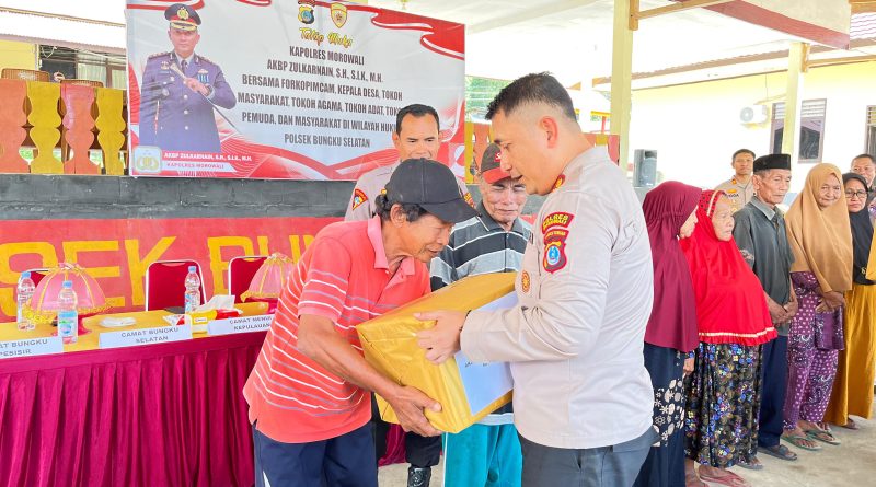 Kunker Di Polsek Bungku Selatan  Kapolres Morowali Menyerahkan Tali Asih Kepada Masyarakat