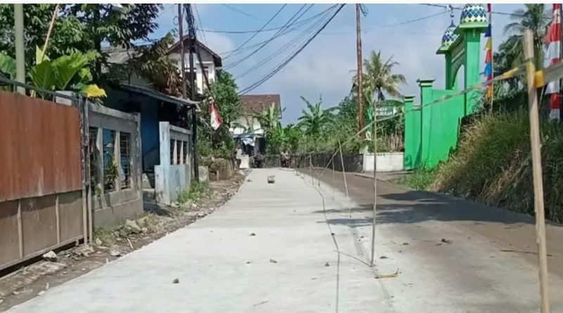 Dinas PU Kabupaten Sukabumi Betonisasi Jalan Benda-Duren Gede Di Kuta Jaya Cicurug