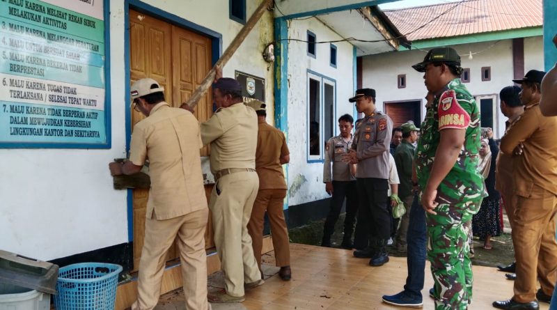 TNI-POLRI Turut Menyaksikan Pembukaan Segel Kantor Desa Torete