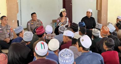 HUT. Lalu Lintas Bhayangkara  ke-70 Kapolres Morowali Bersama Ketua Bhayangkari Menyerahkan Paket Sembako ke Pihak Pesantren