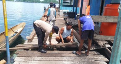 Bhabinkamtibmas  Bersama Warga  Desa Mbokita Perbaiki Jalan Rusak