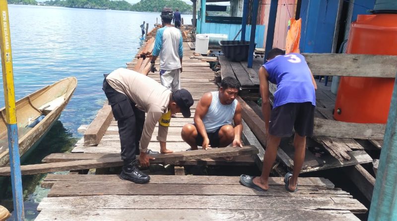 Bhabinkamtibmas  Bersama Warga  Desa Mbokita Perbaiki Jalan Rusak