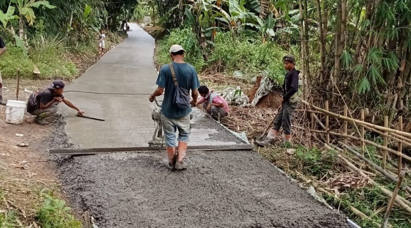 Warga Kampung Lewigoong RT-013/RW-04, Antusias Sambut Pembangunan Infrastruktur Lingkungan Jalan Desa Gintung Cilejet
