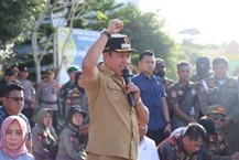Bupati Morowali Di Dampingi Anggota DPR Terima Ratusan Massa Aksi