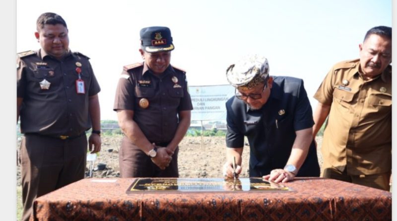 Peringati HUT ke-80 Kejaksaan RI, Kejari dan Pemkab Cirebon Tanam 100 Pohon di Pasalakan