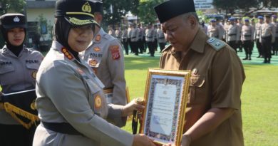 Kapolresta Cirebon Beri Penghargaan kepada Anggota Polri Berprestasi dan Kepala Desa Ciawigajah